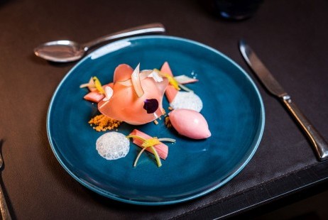 Mandelblüte und Rhabarber