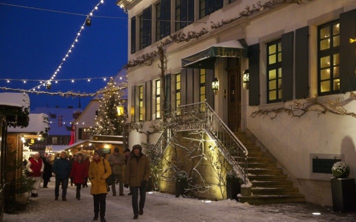 Winterlicher Hoteleingang