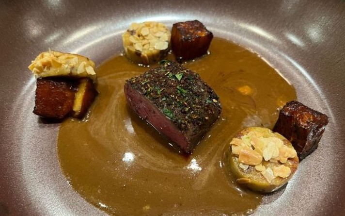 Hirschkalb mit Gewürzananas