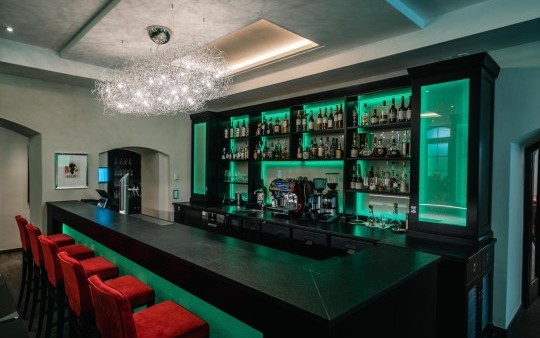 Bar Schwarzer Hahn 4